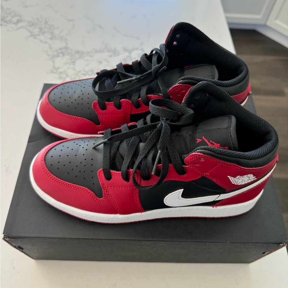 Air Jordan 1 Mid Black/White- Gym Red
Youth size 6.5, fits women size 8